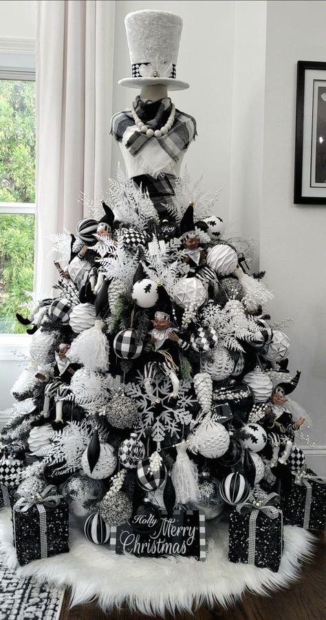 Black And White Christmas Tree, Black Christmas Tree Decorations, Glam Christmas Tree, Black Christmas Decorations, Whimsical Christmas Tree, Black Christmas Tree, Christmas Tree And Fireplace, Beach Christmas Decorations, Pretty Christmas Decorations