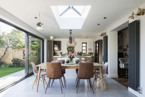 Designing Your Dining Table Around Your Dream Kitchen | Wren Kitchens Wren Kitchens, Bungalow Extensions, Bungalow Interiors, Modern Bungalow Exterior, Bungalow Interior, Wren Kitchen, Exterior House Remodel, Bungalow Renovation, Bungalow Exterior