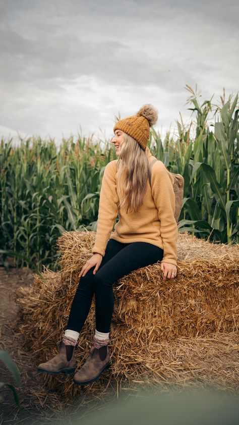 What to wear to a corn maze and pumpkin patch during fall! Washington has some incredible pumpkin patches and corn mazes for the fall! In this blog post I am sharing the 7 BEST outdoor things to do during fall in Washington State. | Pacific Northwest corn maze | Pacific Northwest pumpkin patch | Washington pumpkin patch | Washington things to do in fall | cute fall outfit | PNW fall things to do | fall festival Washington | fall pumpkin patch outfit | corn maze outfit | Fall Outfits Outdoor Casual, Pacific Northwest Fall Outfits, Pacific Northwest Clothing Style, What To Wear To A Bonfire In Fall, Corn Maze Outfit Fall, What To Wear To A Pumpkin Patch, Campfire Outfit Fall, Pnw Style Woman, Pacific Northwest Outfit