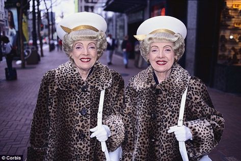 Vivian Brown: Famous San Francisco twin who together paraded around in matching outfits dies, age 85 Triplets Outfits, Twin Day Outfits, Twin Costumes, Famous Twins, Twin Day, San Francisco Style, Twin Outfits, Twin Sisters, Famous Women