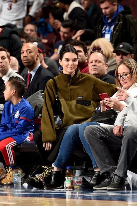 Kendall Jenner Patagonia Kendall Jenner Patagonia, Normcore Fashion, Trajes Kylie Jenner, Carolyn Bessette, Kendal Jenner, Patagonia Outfit, Kendall Jenner Street Style, Nba Outfit, Kendall Style