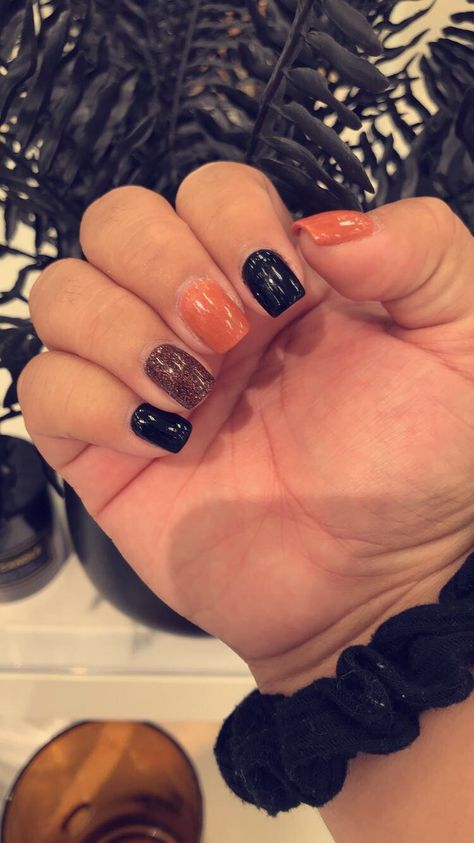 Orange And Black Nails Short, Fall Nails Orange And Black, Black And Orange Dip Nails, Orange And Black Gel Nails, Black And Orange Nail Polish, Orange And Black Nails, Black And Orange Nails, Tan Nails, Orange Glitter