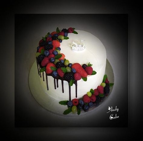 Birthday cake with fresh fruits by AndyCake Fruit Birthday Cake For Men, Fresh Fruit Cake Decoration Ideas, Fruit Topped Cake, Kids Cupcakes, Cake Decorated With Fruit, Fruit Birthday Cake, Fruit Cake Design, Birthday 22, Buttercream Birthday Cake