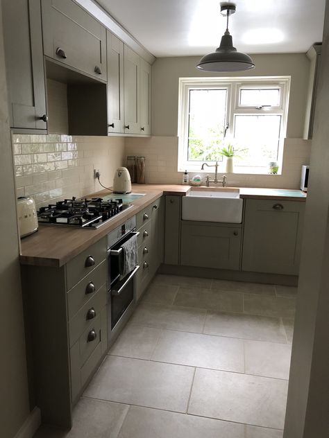 Cosy Small Kitchen, Small Sage Kitchen, Wickes Kitchen Ideas, Small Sage Green Kitchen, Wickes Kitchen, Country Kitchen Inspiration, Wickes Kitchens, Heritage Kitchen, Luxurious Kitchens