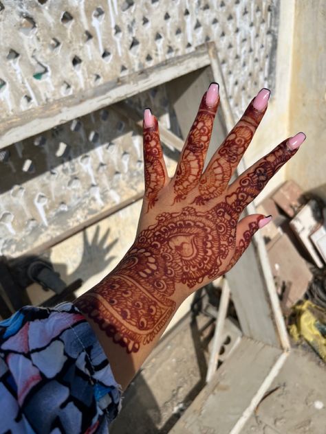 Mehndi Henna Aesthetic Karachi Pakistan Red Henna Designs On Dark Skin, Henna Designs On Dark Skin, Red Henna On Dark Skin, Henna On Dark Skin, Red Henna Designs, Henna Styles, Red Henna, Henna Nails, Maroon Nails