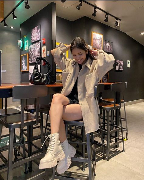 Styling Beige Boots, Ankle White Boots Outfit, Combat Boots Blancas Outfit, White Combat Boot Outfits, Beige Boot Outfit, Outfit Botas Timberland Mujer, Outfits With Beige Boots, Outfit Con Combat Boots, Outfit With Beige Boots