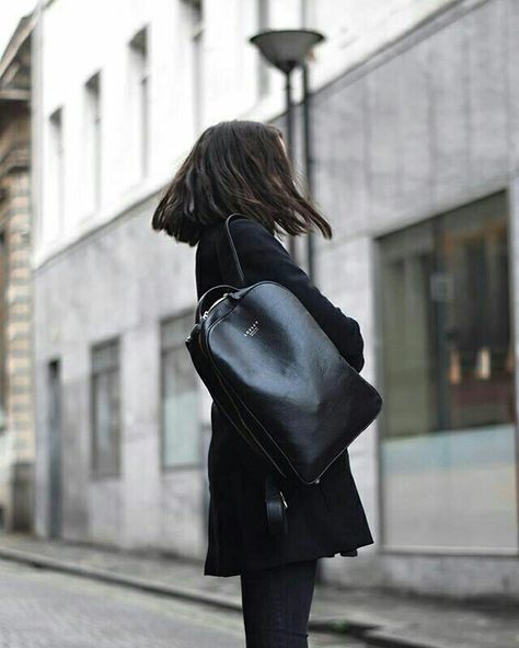 Bagpack Outfit Style, Minimal Backpack, Lizzy Hadfield, Best Travel Backpack, Backpack Outfit, Photography Bags, Backpack Style, Winter Capsule Wardrobe, Black Leather Backpack