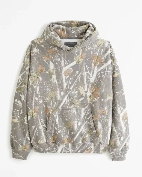 This oversized camo patterned hoodie offers a blend of comfort and style, perfect for outdoor enthusiasts and casual wear. The design features a unique camouflage pattern, making it a versatile addition to your wardrobe. It's designed for those who appreciate functionality and a Comfy fit. Essential Hoodie, Camouflage Hoodie, Camo Hoodie, Mode Ootd, Casual Wardrobe, New Yorker, Hoodie Print, Everyday Outfits, Outfit Inspirationen