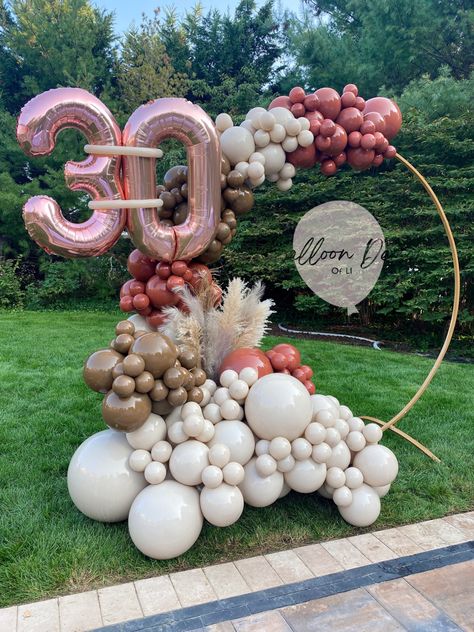 Boho decor in a round balloon stand with pampas for a 30th birthday!🌾 Circle Balloon Arch 1st Birthday, Circle Arch Birthday Decor, 30 Ballons Decoration, Birthday Arches Party Ideas, 70th Balloon Arch, Circle Arch Balloons Decoration, 30th Balloon Garland, Full Circle Balloon Arch, Ballon Circle Stand Diy