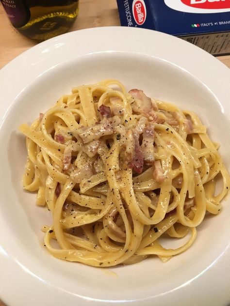 Fettuccine Carbonara, Creamy Carbonara, Carbonara Recipe, Pasta Carbonara, Carbonara Pasta, Cook Recipes, Food Therapy, Think Food, Recipe Healthy