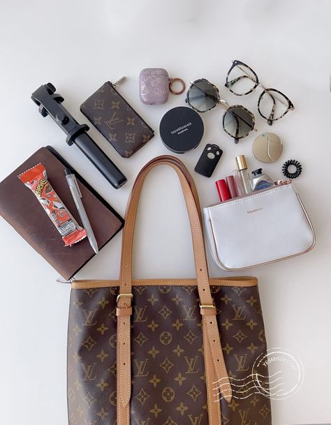 What's in my bag - work edition. Everything I need to get me through my day at the office in style. From beauty essentials work to organizing Pack My Work Bag With Me, Whats In My Bag Essentials, Work Bag Essentials The Office, Work Bag Essentials, Muji Pens, Louis Vuitton Bucket Bag, What's In My Bag, Purse Essentials, Mom Bags