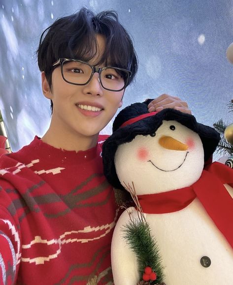 Hongseok from Pentagon’s Christmas live. Yang Hongseok, Hongseok Pentagon, Pentagon Hongseok, Asian Actors, Kpop Groups, How To Look Better, Actors, Celebrities, Christmas