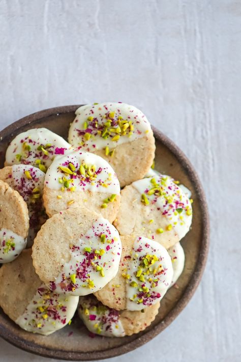 Kaak Recipe, Cookies Dipped In White Chocolate, Christmas Cookie Swap Party, Holi Recipes, Cookies With White Chocolate, Chocolate Dip, Cookie Crunch, Pistachio Cookies, Rose Recipes