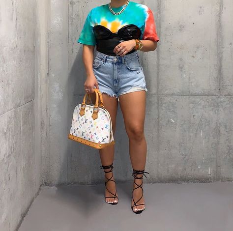 Corset Over Graphic Tee, Corset Jeans, Corset And Jeans, Graphic Tee Outfit, Graphic Tee Outfits, Zara Fashion, Jeans Fashion, Tee Outfit, Set Outfit