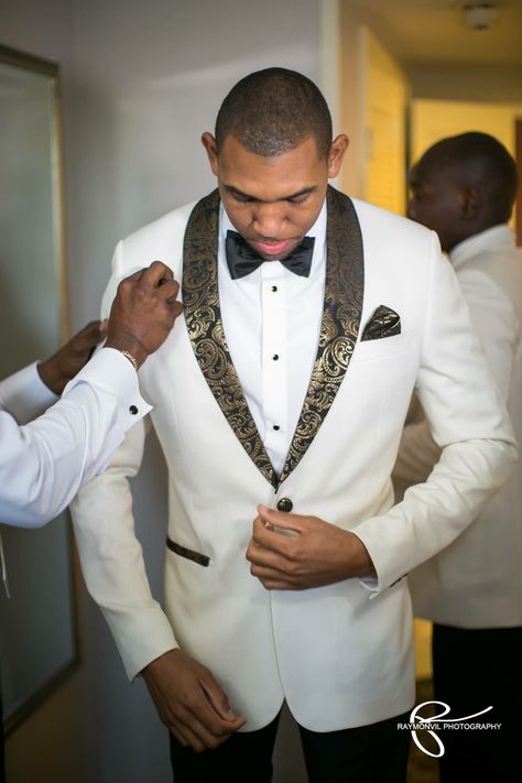 Grooms wedding look White Tuxedo Wedding, Groom And Groomsmen Outfits, Groom Suit Black, Groomsmen Looks, Wedding Tux, Groomsmen Outfits, Groom Tuxedo, Wedding Suits Groom, White Tuxedo