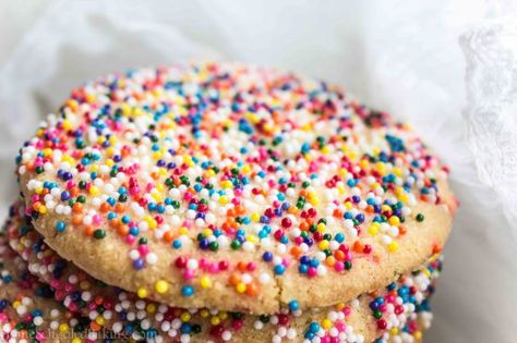 Mexican cookies with sprinkles (Galletas)  Ingredients:  1.5 cups of butter 1 cup of superfine sugar 1.5 cups of all-purpose flour ¾ cup almond flour ½ teaspoon vanilla extract Rainbow sprinkles (nonpareils) Yellow food coloring (optional) Sprinkle Cookies Recipe, Mexican Bakery, Mexican Cookies, Mexican Pastries, Mexican Sweet Breads, Mexican Bread, Vegan Mexican Recipes, Mexican Dessert Recipes, Sprinkle Cookies