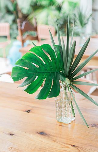 Vintage Backyard Baby Shower - Inspired by This Backyard Baby Showers, Tropical Baby Shower, Tropical Bridal Showers, Tropical Bridal, Fiesta Tropical, Baby Shower Vintage, Vintage Bridal Shower, Bridal Shower Centerpieces, Bridal Shower Diy