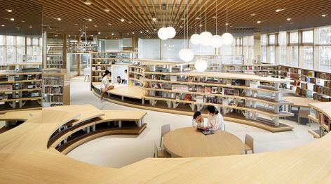 The hot spot for kids in this Japanese city is actually the library - News - Frameweb Japanese Library, Public Library Design, Japanese City, Library Architecture, Childrens Library, City Library, Kids Library, Shelving Design, Central Library