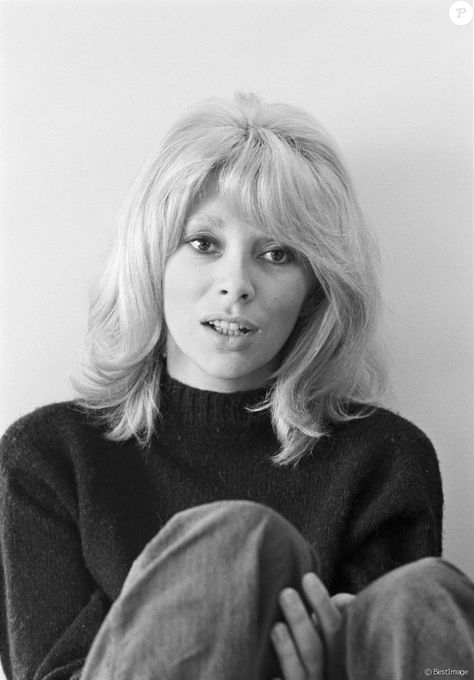 La comédienne et réalisatrice Mireille Darc est décédée à l'âge de 79 ans, le 28 août 2017. French Actresses, Mireille Darc, Bridget Bardot, Isabelle Adjani, Isabelle Huppert, French Cinema, Catherine Deneuve, Alain Delon, French Actress