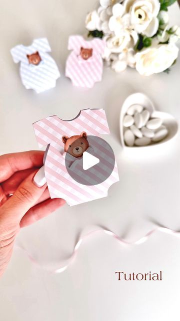 Alessia Proietti Petretti ♡ on Instagram: "Tutorial scatolina porta confetti tutina 🙂  Ho stampato la grafica su cartoncino da 220 gr con la mia @epsonitalia WF-3820. Ho realizzato poi le pieghe con il righello e il dotter e ho ritagliato la sagoma con le forbici. Con la colla a caldo ho chiuso la scatolina ai lati e inserito i confetti; infine ho chiuso in alto e messo un fiocchetto sempre con colla a caldo 😉  La grafica l’ho disegnata io, se vi interessa il cartamodello già pronto per essere stampato lo trovate nel mio Etsy shop nelle due versioni celeste e rosa 😉 in alternativa potete disegnarla da soli 😉  Fatemi sapere se vi è piaciuto 🙂  #tutorial #tutorials #tutorialcraft #diy #cartamodello #portaconfetti #confettata #faidate #faidatecreativo #confettatanascita #partyfavors" Porta Confetti, Instagram Tutorial, May 20, Confetti, Etsy Shop, On Instagram