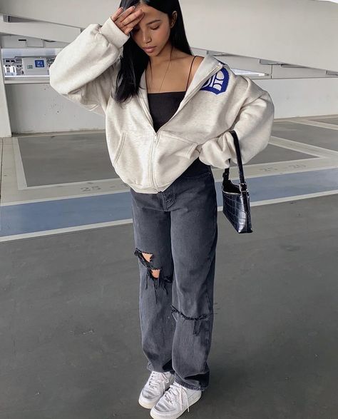 Cropped Hoodie Outfits, White Zip Up Hoodie Outfit, Zip Up Hoodie Outfit Aesthetic, Trending Fits, Zip Hoodie Outfit, Hoodie Outfit Aesthetic, White Zipper Hoodie, Feminine Streetwear, Grey Jeans Outfit