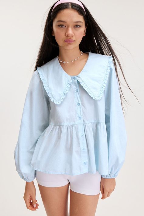 Wide Collar Blouse, Frill Collar Blouse, Collar Button Up Shirt Outfit, Collar Blouse Outfit, Peplum Design, Low Rise Trousers, Pretty Dresses Casual, Pretty Tops, Frill Shirt