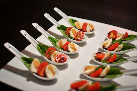 Delicious mini salads Mini Tapas Ideas, Tasting Spoon Appetizers, Spoon Appetizers Ideas, Mini Appetizers In Shot Glasses, Spoon Appetizers, Mini Salads, Salad Pictures, Mini Aperitivos, Mini Salad