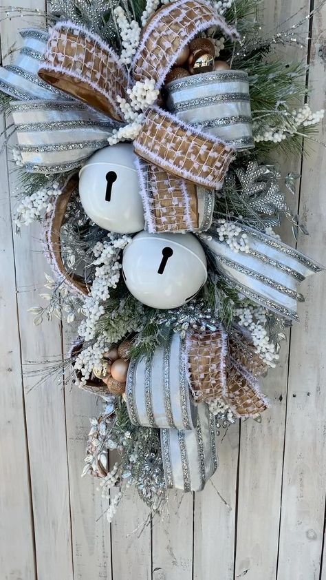 Christmas Decor For Front Door, Swag For Front Door, Winter Wreath Diy, Holiday Wreaths Diy, Christmas Swag, Christmas Floral Arrangements, Xmas Wreaths, Christmas Swags, Christmas Arrangements