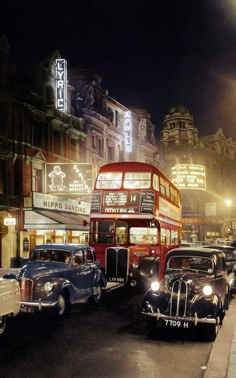 London 1950s, Rt Bus, Highgate Cemetery, Buses And Trains, London History, British Rail, London Christmas, London Transport, London Places