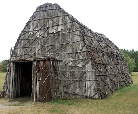 A Huron Longhouse at the St. Ignace Museum in northern Michigan Huron Indians, Huron Wendat, American Frontier, Traditional Houses, American Architecture, Northern Michigan, Native American Indians, First Nations, City Hall