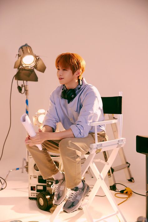 Director Photoshoot, Photoshoot Office, Universe Photoshoot, Universe App, Shoot Film, Kang Daniel, Film Director, Senior Photos, Office Work