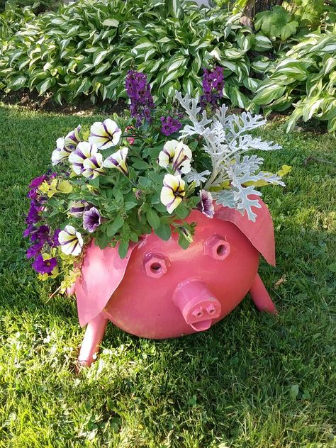 Pig from propane Tank Made by  Reginald Landry. SOUDEUR ARTISANALE Pig Mailbox Diy, Pig Propane Tank, Welded Animals, Propane Tank Art, Car Part Art, Propane Cylinder, Rustic Metal Decor, Whimsical Garden Art, Pig Crafts