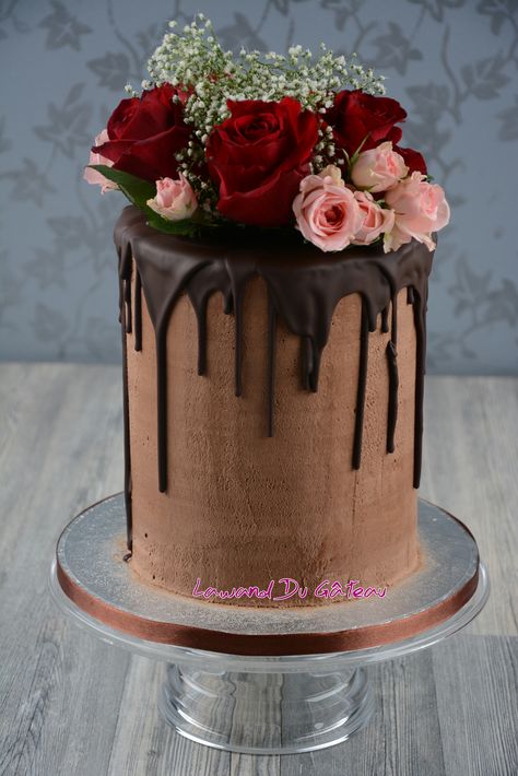 Hind AL Sadah | Lawand de Gateau Floral Chocolate Cake, Cake For Mom, Unusual Cakes, Boys First Birthday Cake, Girly Cakes, Fresh Flower Cake, Bride Bachelorette, 21st Birthday Cake, Simple Wedding Cake