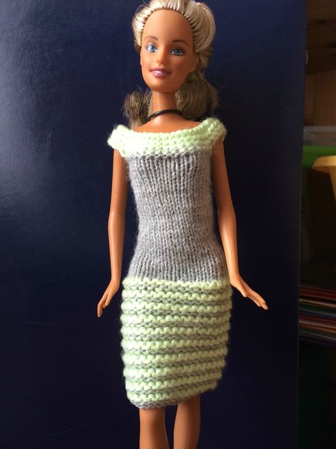 Habit Barbie, Young Professional Outfits, Knitting Doll, Barbie Knitting Patterns, Barbie Dress Pattern, Barbie Doll Clothing Patterns, Knitting Dolls Clothes, Barbie Clothes Patterns, Doll Clothes Barbie