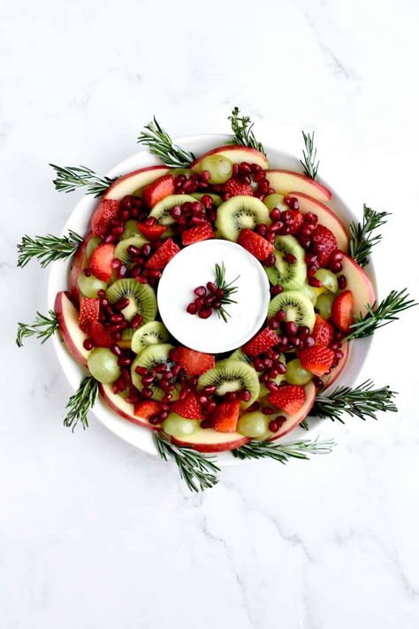 This pretty Christmas wreath fruit platter is perfect for your holiday table. Bright and beautiful, this is a perfect healthy holiday appetizer. Holiday Fruit Platter, Festive Fruit Platter, Healthy Holiday Appetizers, Veggie Christmas, Fruit Christmas Tree, Holiday Fruit, Fruit Appetizers, Christmas Platter, Holiday Appetizer