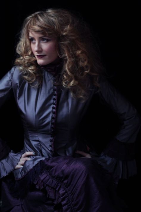 Helene Joy - imdb.com Julia Ogden, Helene Joy, Murdock Mysteries, Yannick Bisson, Steampunk Costumes, Mystery Show, Murdoch Mysteries, Diesel Punk, Fancy Costumes