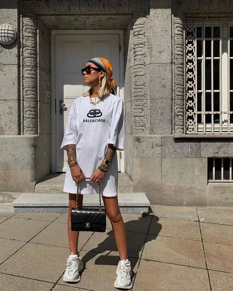 Kim Duong | Germany-Stuttgart on Instagram: “I’m not a rapper” Head Scarf Outfit, Bandana Outfit, Track Sneakers, Legs Outfit, T Shirt Branca, Look Festival, Bandana Styles, Instagram Outfits, Looks Chic