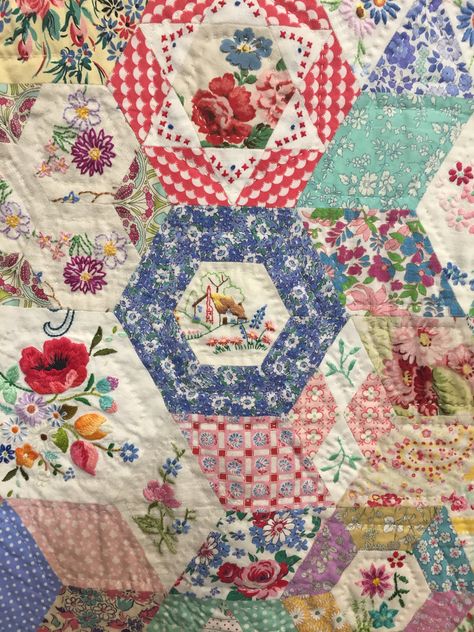 Vintage Sewing Box Blog - Vintage Sewing Box Vintage Hexagon Quilt, Hexagon Quilt Ideas, Vintage Quilt Patterns, Antique Quilts Patterns, Hexagon Quilt Pattern, Vintage Quilts Patterns, Sweet Sunday, English Paper Piecing Quilts, Embroidered Quilts