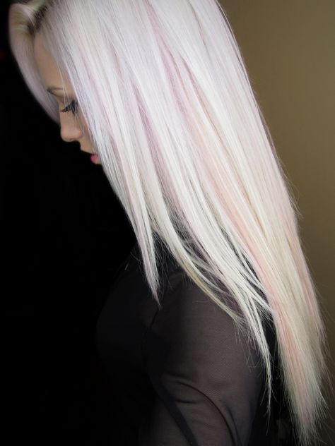 Baby Pink Lowlights Platinum Blonde Hair With Pink Highlight, Fun Blonde Hair Ideas, Pink Lowlights, Blonde Hair With Pink Highlights, Beige Blond, Pink Blonde Hair, Hair Highlights And Lowlights, White Blonde Hair, Blonde With Pink