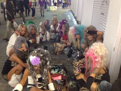 Gyaru Friends, Friend Group Photo, Gyaru Aesthetic, Friends Group Photo, Makeup At Home, Pretty Pink Princess, Slang Words, Cultural Appropriation, Gyaru Fashion