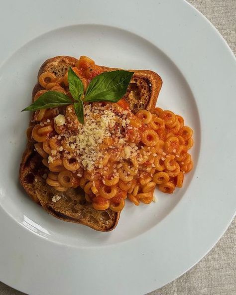 Spaghetti Hoops, Simple Tomato Sauce, Easy Tomato Sauce, Food Homemade, Homemade Dinner, On Toast, Dinner For Two, Fresh Basil, After School