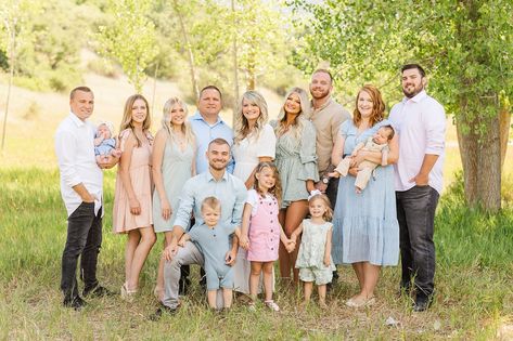 Color Coordinating Family Pictures, Extended Family Photo Outfits Spring, Summer Large Family Picture Outfits, Spring Time Family Photos, Extended Family Photos Outfits, Outdoor Family Photos Spring, Extended Family Pictures Summer, Extended Family Picture Outfits, Extended Family Photo Outfits Summer