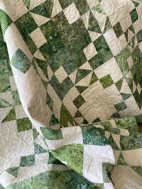 Wowza quilt pattern by Material Girlfriends. A layer cake or 10” square friendly quilt pattern. Materialgirlfriendsshop.com Green Quilt Patterns, Two Color Quilts, Green Quilt, Quilt Pattern, Quilt Making, Layer Cake, Quilt Patterns, Eye Candy, Sewing