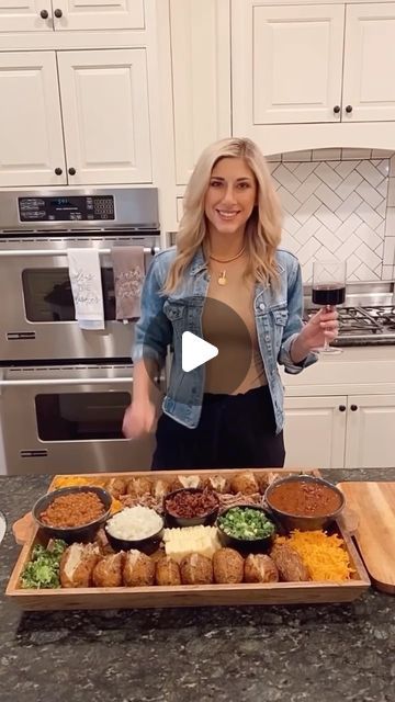 28K likes, 421 comments - samanthabauchmann on March 18, 2021: "Baked Potato Board 🥔 Here’s the How To on creating your own baked potato bar! I love that baked potatoes are the easiest thing to cook and the cleanup for this board is so minimal. For a grocery list of all the items I used (plus a cost breakdown) see my previous post! Outfit and board linked in my Reels Links highlight 1. I started by placing all of the cold toppings and bowls for chili/ beans in the center of the board. I also Baked Potato Board Ideas, Baked Potato Charcuterie Board, Baked Potato Bar, Potato Bar, Family Feast, Steamed Broccoli, Shredded Pork, No Bean Chili, Grocery Lists