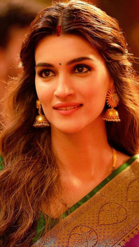 Kriti Sanon Bridal Look, Sindoor Look Hairstyle, Kriti Sanon Hairstyles, Kriti Sanon Photoshoot, Pose Saree, Krti Sanon, Golden Bridal Lehenga, Engagement Hairstyles, Fancy Sarees Party Wear