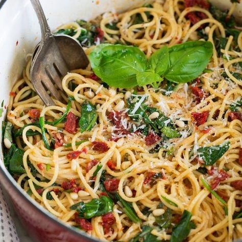 Vegetarian Pasta Recipes Easy, Greek Spaghetti, Healthy Breakfast Bowl, Sundried Tomato Pasta, Pasta Vegetariana, Mediterranean Pasta, Greek Salad Pasta, Greek Pasta, Sundried Tomatoes