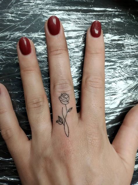 Small Rose Tattoo Finger, Rose Tattoo Finger, Rose Outline Tattoo, Middle Finger Tattoos, Thumb Tattoos, Black Line Tattoo, Tattoo Linework, Feminine Body, Linework Tattoo