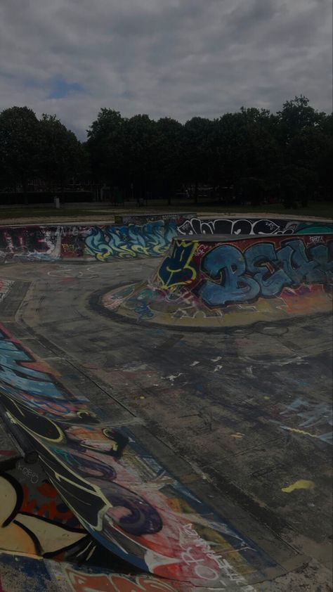 Skater Wallpaper Aesthetic Iphone, Skatepark At Night, Abandoned Skate Park, Skating Background, Skater Backgrounds, Skate Park Graffiti, Skate Park Aesthetic, Skatepark Aesthetic, Graffiti Skatepark