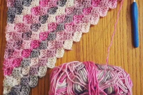 Here’s a great tip for crocheting with variegated yarn!... Corner To Corner Blanket, Motifs Afghans, Awesome Crochet, Corner Crochet, Corner To Corner Crochet, Confection Au Crochet, Crochet Afgans, Ball Of Yarn, Crochet Triangle