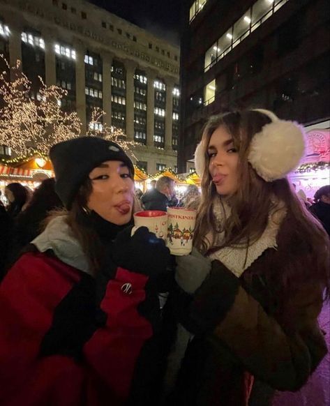 Nyc Photo Ideas Christmas, Christmas Market Pictures Ideas, Nyc Photo Ideas Winter, Wlw Christmas Aesthetic, Christmas Market Photo Ideas, Best Friend Christmas Photoshoot, Nyc Winter Aesthetic, Nyc Nye, Winter Ear Warmers